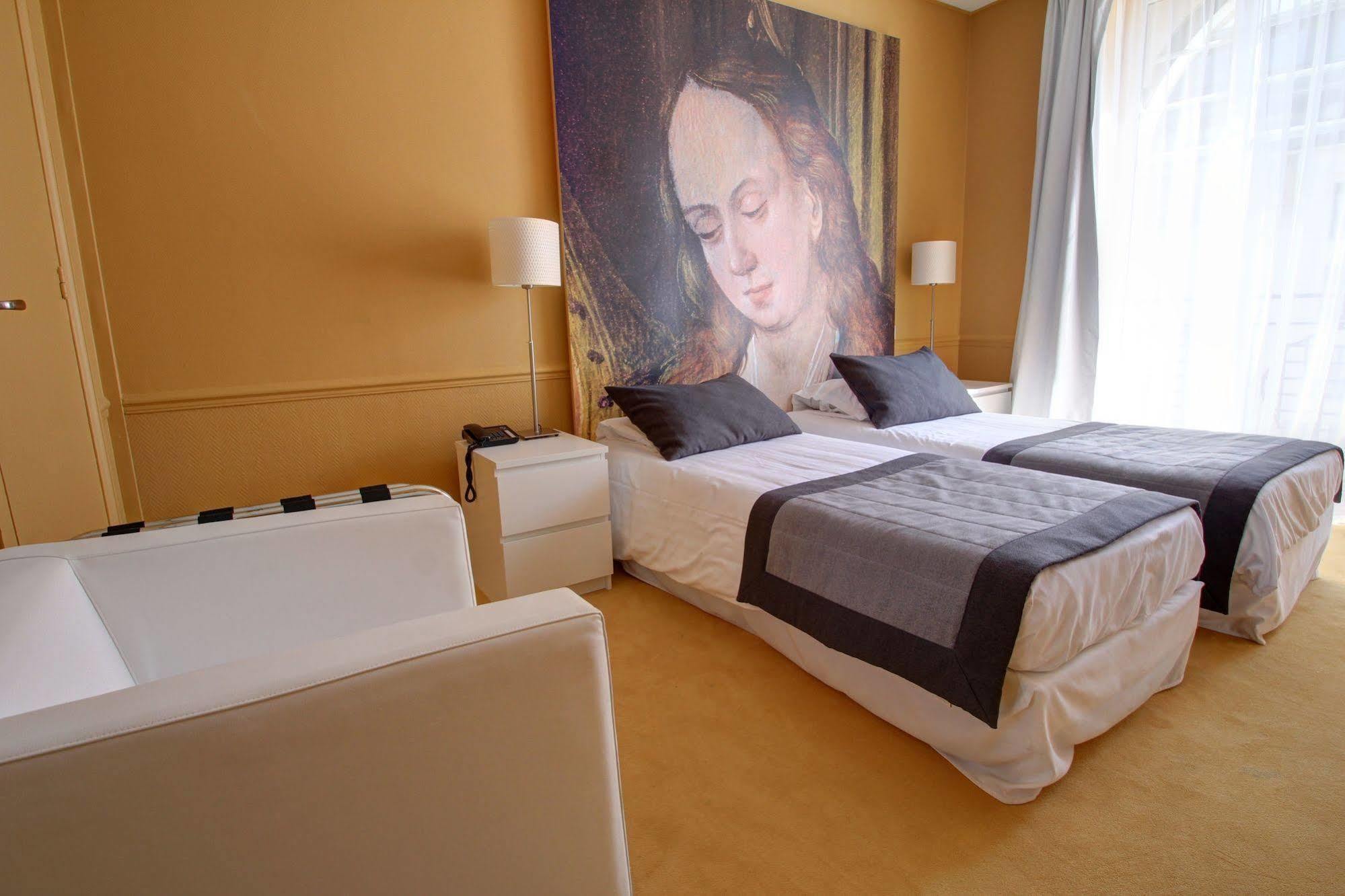 Cecyl Centre Hotel 3*